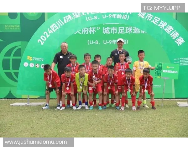 成都足球队在邀请赛中的灵活性表现分析与战术探讨